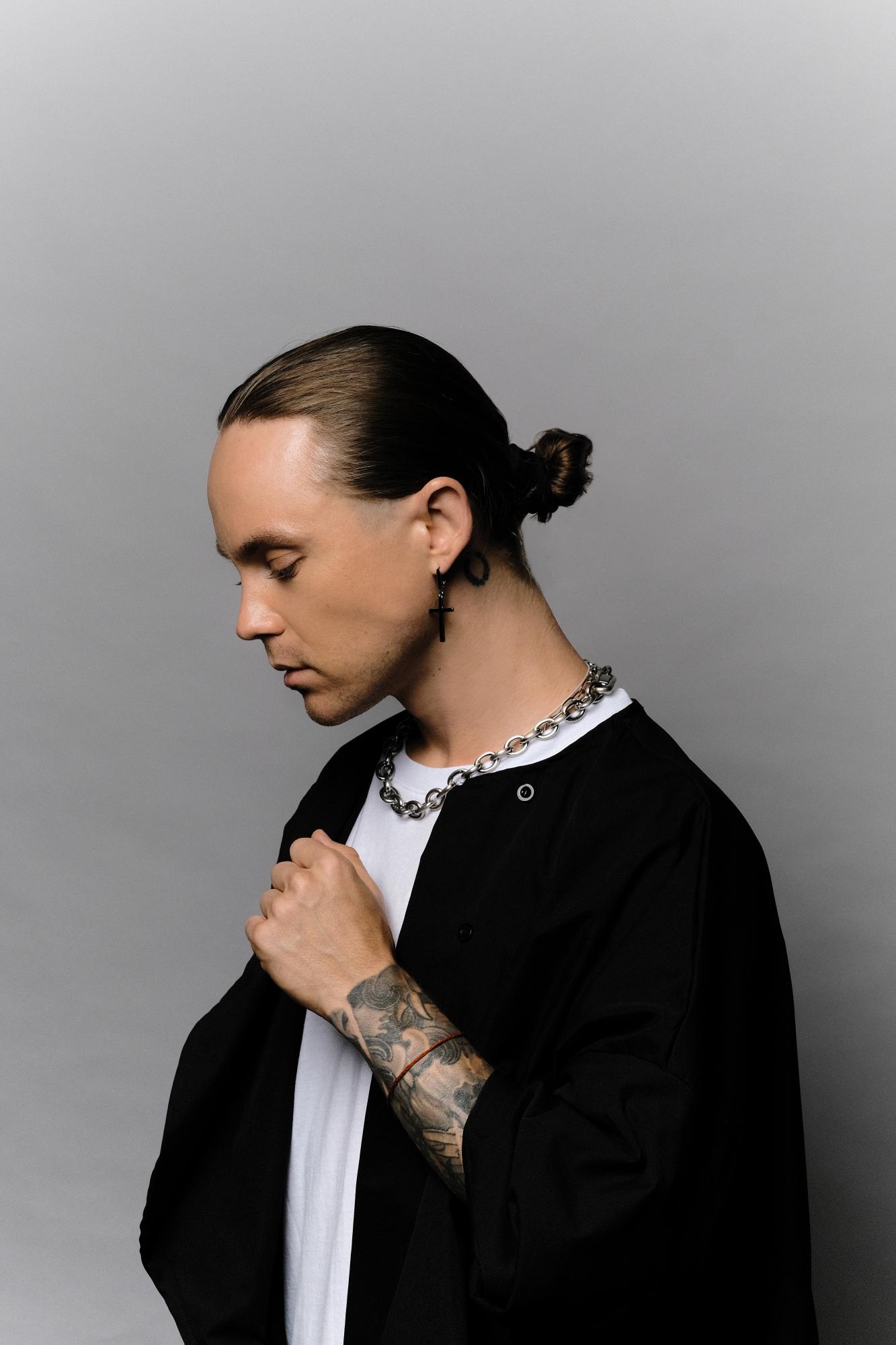 Чорно-біле кіно і жонглювання їжею - у новому відео Артема Пивоварова